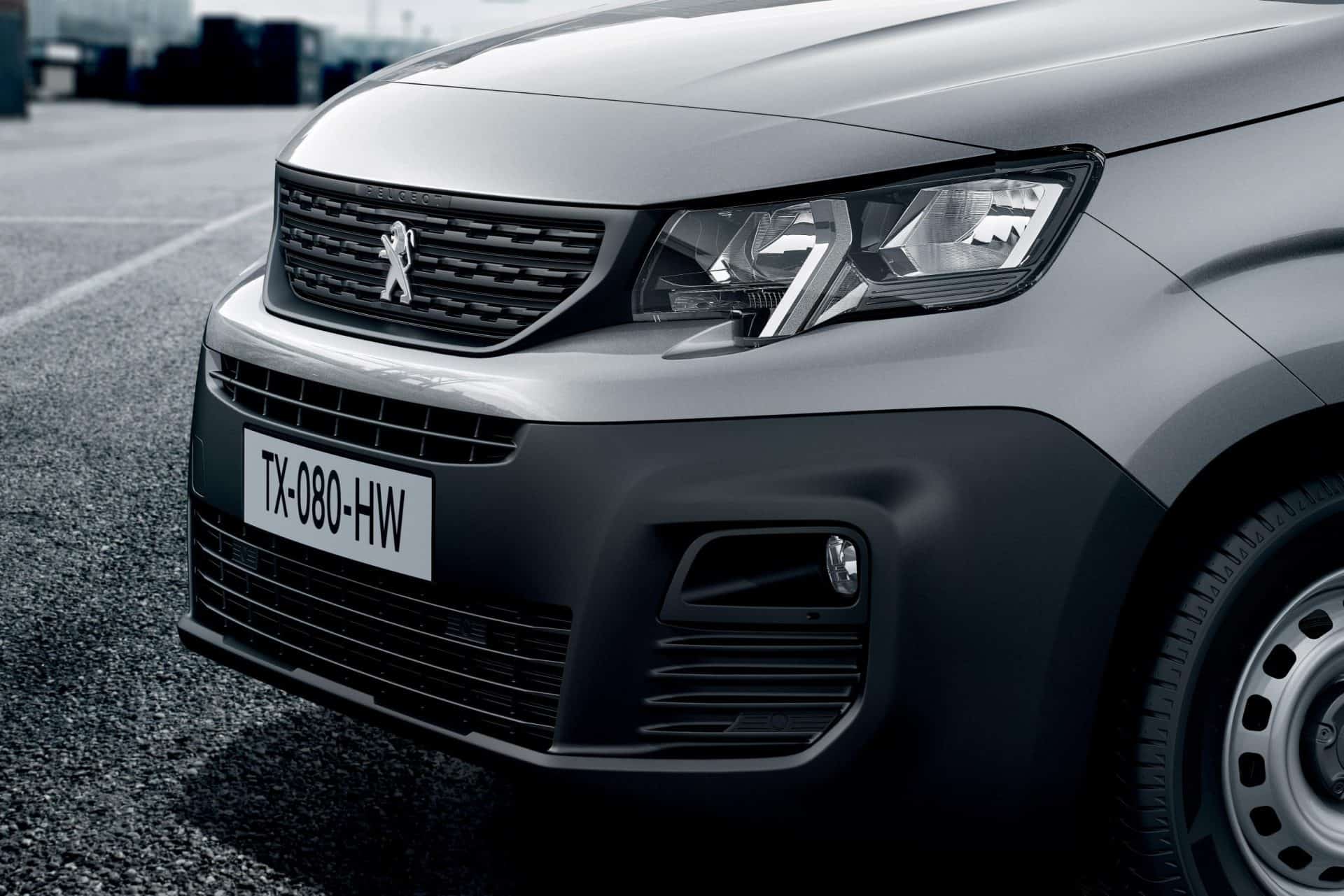 Front bumper of the peugeot partner